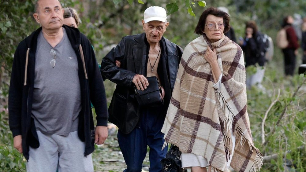 Moradores locais reagem no local de um ataque russo a um prédio residencial em Kiev, Ucrânia, em 24 de maio de 2026, em meio à invasão russa. Mais de 600 drones e 90 mísseis atingiram vários locais em Kiev durante a noite de 24 de maio, resultando em pelo menos duas mortes confirmadas e mais de 80 feridos, segundo o presidente ucraniano Volodymyr Zelensky. EPA/SERGEY DOLZHENKO