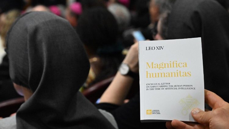 La première encyclique de Léon XIV dans les mains d'un participant à la présentation de "Magnifica humanitas" en Salle du Synode, ce lundi 25 mai 2026.
