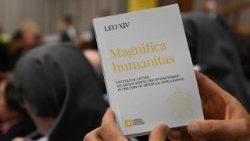 Papa Leoni XIV merr pjesë në prezantimin e Letrës së tij të parë Enciklike "Magnifica Humanitas" të fokusuar në rritjen e inteligjencës artificiale, në Vatikan më 25 maj 2026.