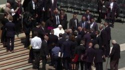 Paus Leo XIV membantu saudaranya, Romo Diego, setelah ia merasa hampir pingsan pada saat Audiensi Umum di Lapangan Santo Petrus.