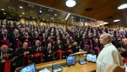 Leó pápa az olasz püspöki konferencia közgyűlésének tagjaival a vatikáni szinódusi aulában