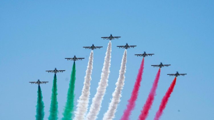 Il volo delle Frecce Tricolore nella parata del 2 giugno, festa della Repubblica Italiana