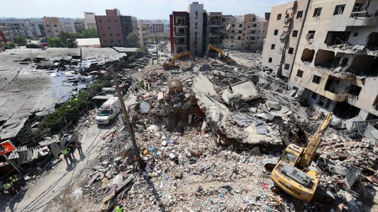 Prédios danificados um dia após um ataque aéreo israelense que atingiu edifícios em frente ao Hospital Jabal Amel, na cidade de Tiro, Líbano, em 2 de junho de 2026. O Ministério da Saúde libanês informou que, até 1º de junho, os ataques israelenses em todo o Líbano mataram mais de 3.435 pessoas e feriram mais de 10.400, desde o reinício das hostilidades entre Israel e o Hezbollah. (EPA/WAEL HAMZEH)