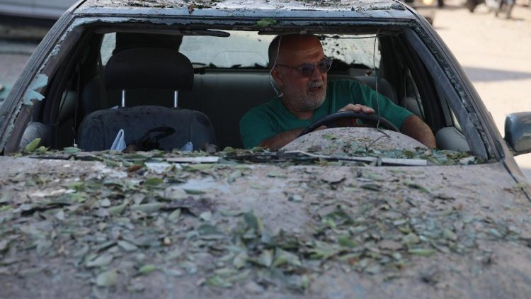 Um homem inspeciona um carro danificado um dia após um ataque aéreo israelense que atingiu prédios em frente ao Hospital Jabal Amel, na cidade de Tiro, Líbano, em 2 de junho de 2026. O Ministério da Saúde libanês informou que, até 1º de junho, os ataques israelenses em todo o Líbano mataram mais de 3.435 pessoas e feriram mais de 10.400, desde o reinício das hostilidades entre Israel e o Hezbollah. (EPA/WAEL HAMZEH)