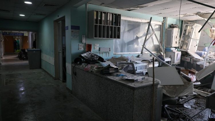 Um homem observa os danos no Hospital Jabal Amel um dia após um ataque aéreo israelense que atingiu prédios em frente ao hospital em Tiro, Líbano, em 2 de junho de 2026. O Ministério da Saúde libanês informou que, até 1º de junho, os ataques israelenses em todo o Líbano mataram mais de 3.435 pessoas e feriram mais de 10.400, desde o reinício das hostilidades entre Israel e o Hezbollah. EPA/WAEL HAMZEH