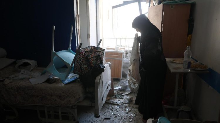 Uma mulher inspeciona os danos no Hospital Jabal Amel um dia após um ataque aéreo israelense que atingiu prédios em frente ao hospital em Tiro, Líbano, em 2 de junho de 2026. O Ministério da Saúde libanês informou que, até 1º de junho, os ataques israelenses em todo o Líbano mataram mais de 3.435 pessoas e feriram mais de 10.400, desde o reinício das hostilidades entre Israel e o Hezbollah. EPA/WAEL HAMZEH
