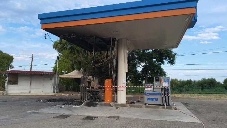 An einer Tankstelle in Amendolara wurden die verkohlten Leichen von vier Männern aus Afghanistan und Pakistan entdeckt - ausgebeutete Erntehelfer, die brutal getötet wurden