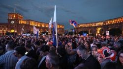 Un comizio elettorale in vista delle elezioni parlamentari in piazza della Repubblica, a Yerevan