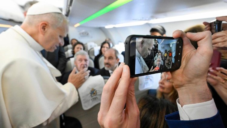 Der Papst im Flieger