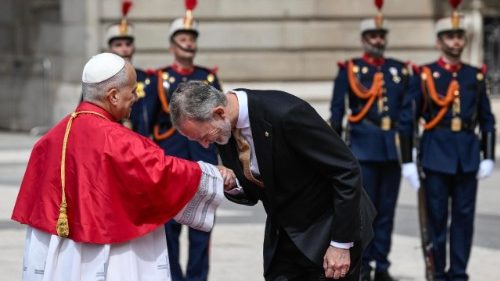 Papst beendet Spanienreise mit Appell f&uuml;r Migranten