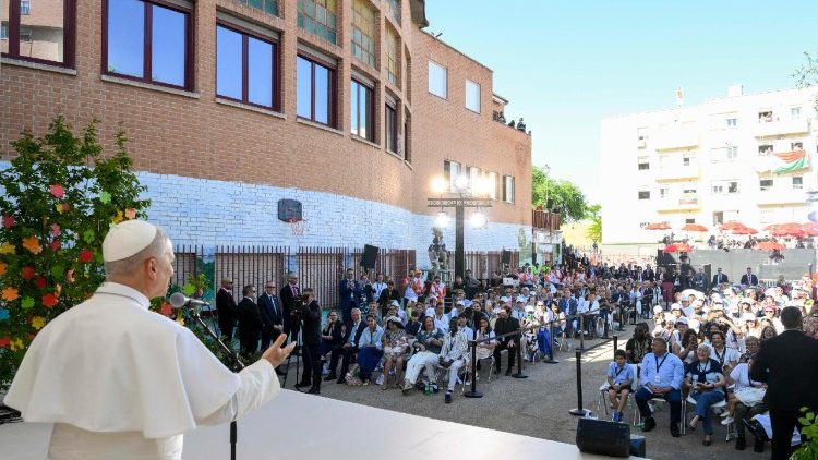 Leó pápa a madridi CEDIA 24 Horas szociális központban