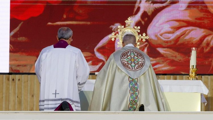 Le&oacute; p&aacute;pa az olt&aacute;riszents&eacute;g előtt im&aacute;dkozik 
