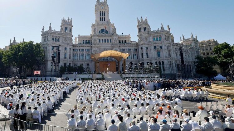 Pāvests vada dievkalpojumu Madrides Sibeles laukumā