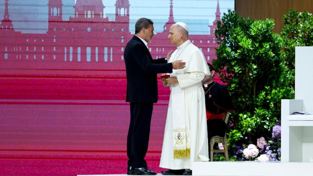 Papa Lweon al XIVI-lea și actorul Antonio Banderas, duminică, 7 iunie 2026, la"Movistar Arena" din Madrid