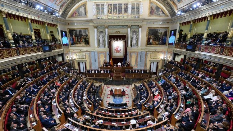 Leó pápa a spanyol parlamentben szól a képviselőkhöz