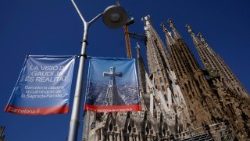 Vor der Sagrada Família in Barcelona, die Papst Leo XIV. am Mittwochabend besucht, laufen die Vorbereitungen
