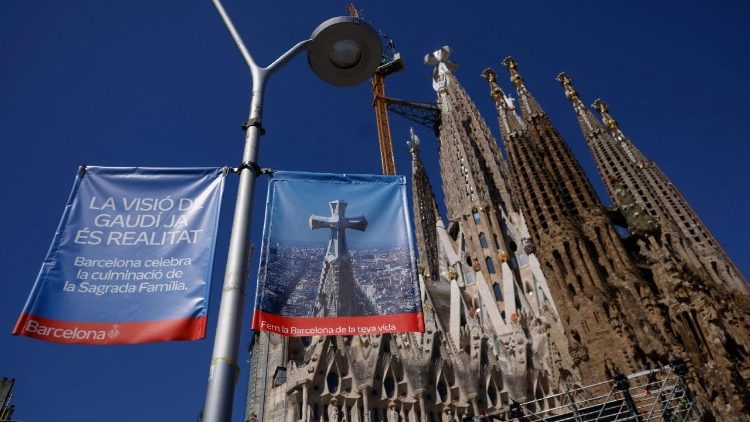 Vor der Sagrada Família in Barcelona, die Papst Leo XIV. am Mittwochabend besucht, laufen die Vorbereitungen