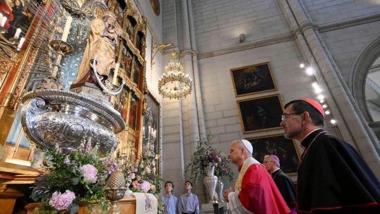 Il Papa � arivato all'Almudena, omaggia la patrona di Madrid