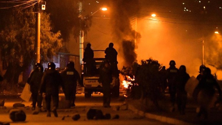 Membri della polizia boliviana si scontrano con i manifestanti durante un'operazione di sgombero di un posto di blocco a Cochabamba, Bolivia