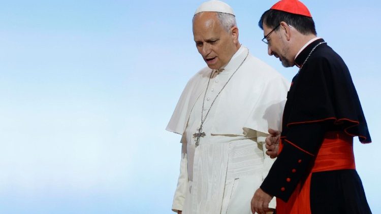 Le cardinal José Cabo, archevêque de Madrid, aux côtés du Pape lors de la rencontre avec les volontaires ayant travaillé au bon déroulement de son séjour dans la capitale espagnole.