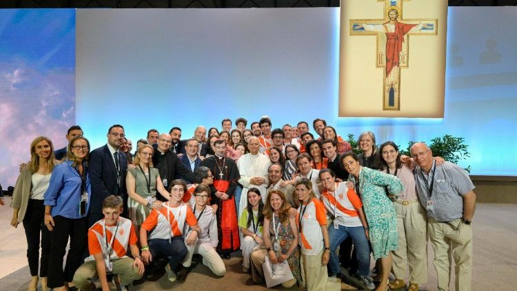 Leó pápa az apostoli útjának megszervezésében és lebonyolításában résztvevő önkéntesekkel