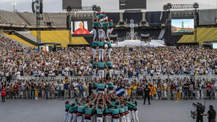 El "Castell" la torre humana que ante el Papa se elev&oacute; al iniciar la Vigilia de Oraci&oacute;n en el Estadio Ol&iacute;mpico  “Llu&iacute;s Companys”, Barcelona