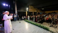 Leó pápa a briansi fogvatartási intézményben   