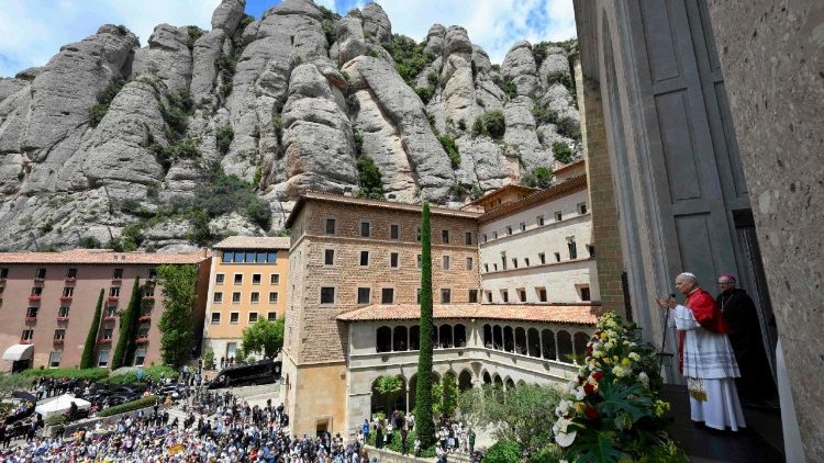 Le Pape au balcon face aux fid&egrave;les