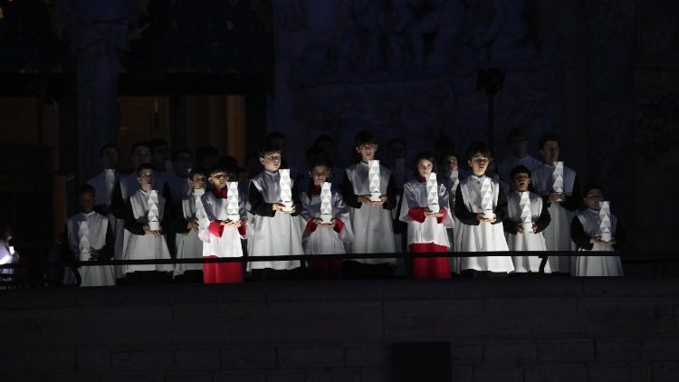 Il Papa benedice in catalano e in spagnolo la Torre di Gesu' della Sagrada Familia