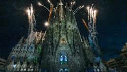 Il Papa benedice in catalano e in spagnolo la Torre di Gesu' della Sagrada Familia