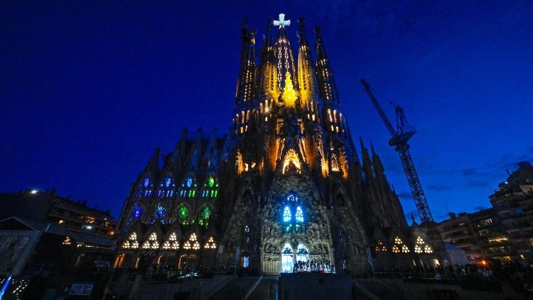 Il Papa benedice in catalano e in spagnolo la Torre di Gesu' della Sagrada Familia