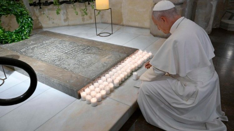 Il Papa sosta in preghiera davanti alla tomba di Gaud�