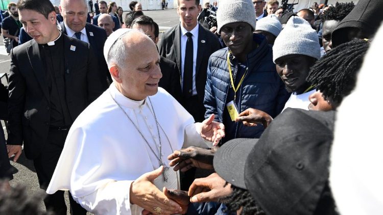 Papst Leo XIV. und Migranten in Spanien