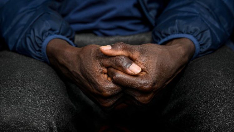 Abbracci e tenerezze per il Papa al centro migranti a Tenerife