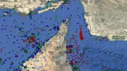 Un'immagine dello Stretto di Hormuz, il canale marittimo strategico che collega il Golfo Persico al Golfo dell'Oman, è stato ancora oggetto di lanci di droni da parte della Repubblica islamica nonostante la vicina intesa tra Stati Uniti e Iran. Ancora bloccate decine di petroliere nelle acque
