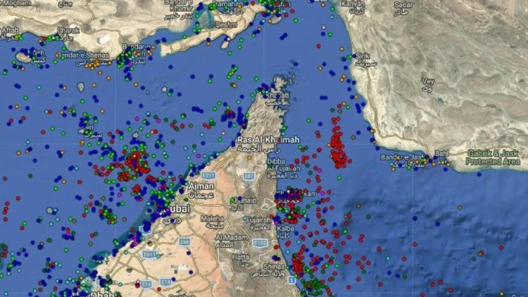 Un'immagine dello Stretto di Hormuz, il canale marittimo strategico che collega il Golfo Persico al Golfo dell'Oman, è stato ancora oggetto di lanci di droni da parte della Repubblica islamica nonostante la vicina intesa tra Stati Uniti e Iran. Ancora bloccate decine di petroliere nelle acque