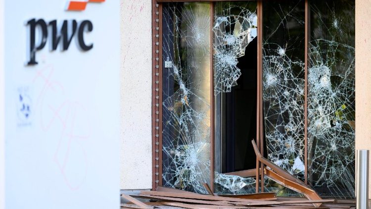 Sono gi&agrave; in corso le manifestazioni contro il G7 di &Eacute;vian