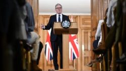 Il premier britannico Starmer annuncia il divieto ai social per i minori di 16 anni