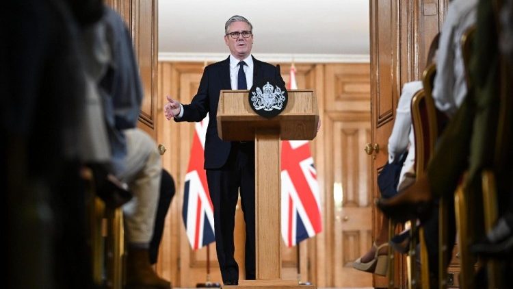 Il premier britannico Starmer annuncia il divieto ai social per i minori di 16 anni