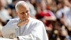 Il Papa, l'umanit� provata da un modello di sviluppo ingannevole