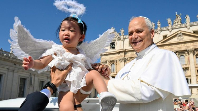 Papa Leone a Piazza San Pietro per l'udienza generale