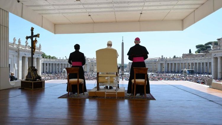 Papa Leone a Piazza San Pietro per l'udienza generale