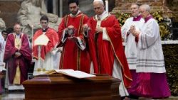 Papa Leon al XIV-lea prezidând Sfânta Liturghie de înmormântare a cardinalului Camillo Ruini (Bazilica San Pietro, 18 iunie 2026)