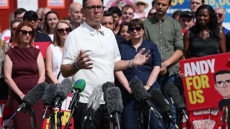 Determinante &egrave; stata la vittoria di Andy Burnham in un'elezione suppletiva nel collegio di Makerfield, risultato che ha consentito all'ex sindaco della Greater Manchester di entrare alla Camera dei Comuni e di preparare apertamente la sfida per la leadership