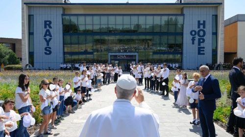 Папа встретился с пациентами Центра адротерапии