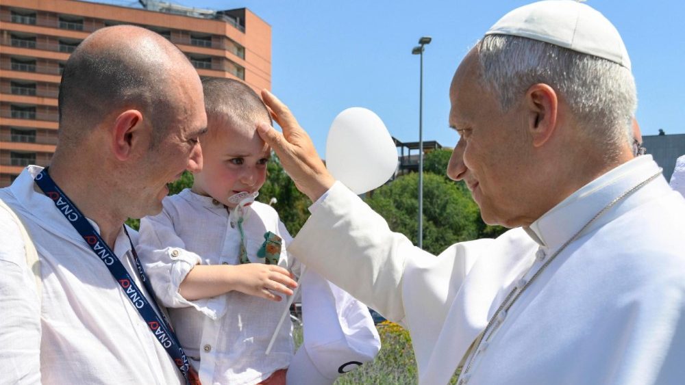 Visita pastorale a Pavia, il Papa ringrazia i medici del Cnao: "Fate miracoli"