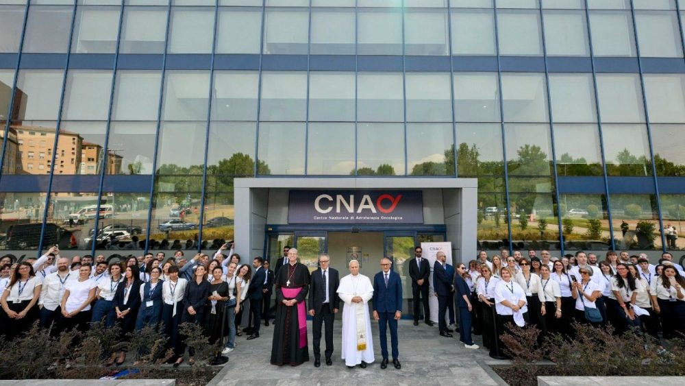 Visita pastorale a Pavia, il Papa ringrazia i medici del Cnao: "Fate miracoli"