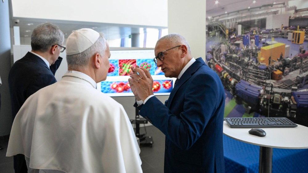 Visita pastorale a Pavia, il Papa ringrazia i medici del Cnao: "Fate miracoli"