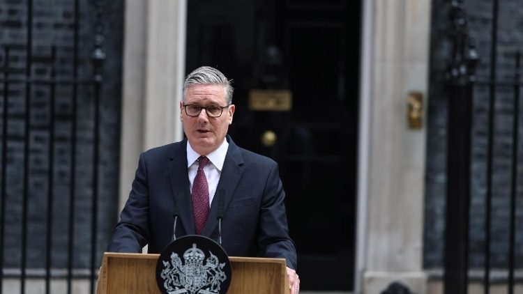 Keir Starmer davanti al numero 10 di Downing Street annuncia le sue dimissioni