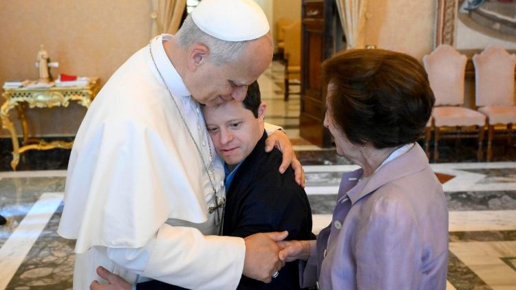Le Pape Léon XIV a reçu des familles membres de la Fondation Jérôme Lejeune, le 22 juin 2026 au Vatican. 